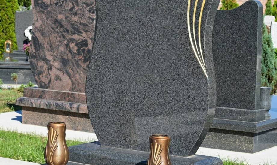 Jakie elementy wpływają na ostateczny wygląd i trwałość cmentarnego pomnika?