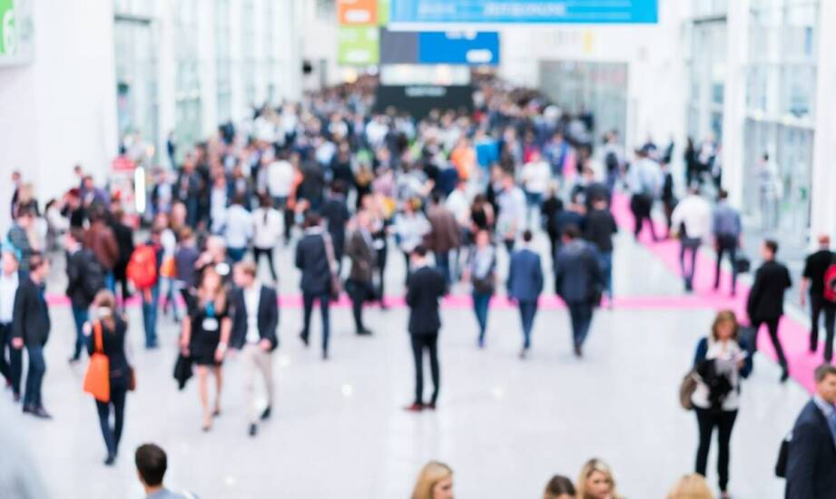 Jak parasole z logo mogą stać się częścią promocyjnej strategii podczas konferencji?