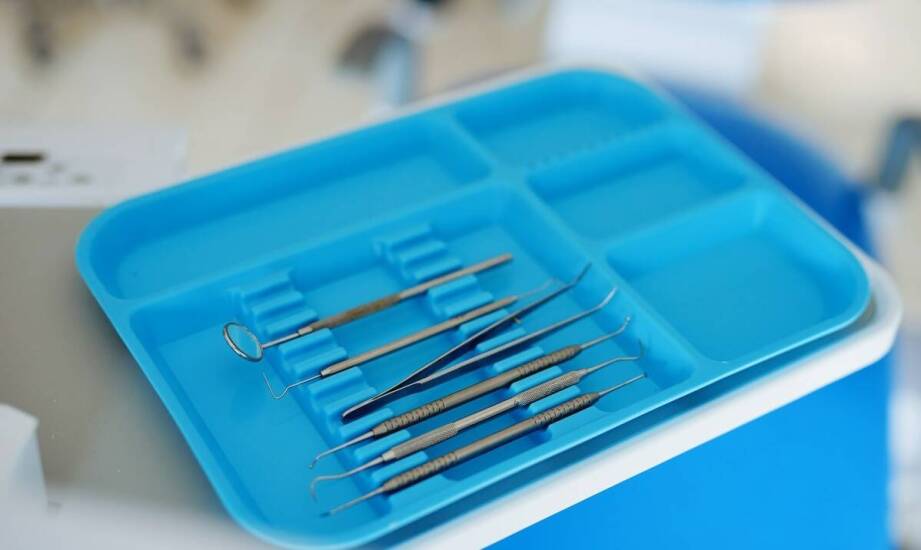 Wygięta linia a jakość narzędzi periodontologicznych – przegląd badań