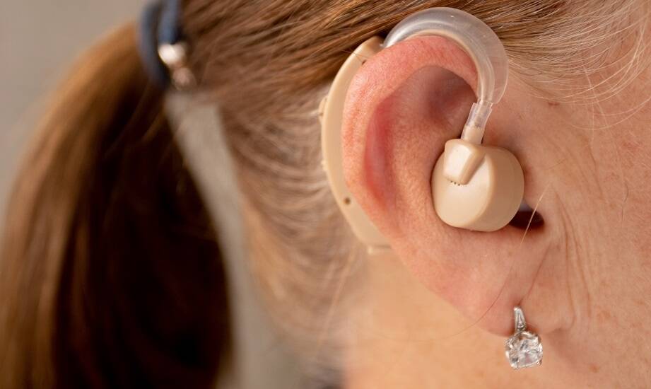 Jak odpowiednie dopasowanie wpływa na efektywność tanich aparatów słuchowych?