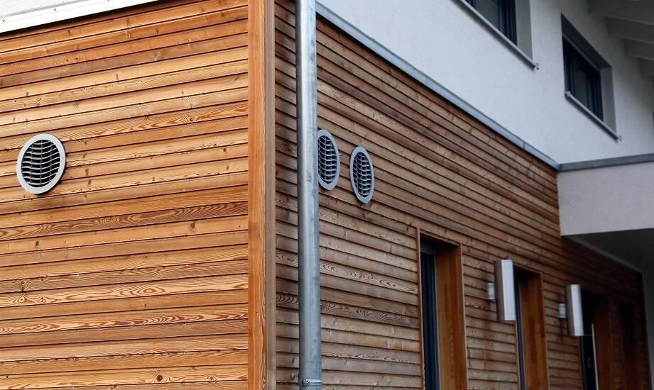 Jakie są najczęstsze błędy przy montażu elewacji drewnianych?