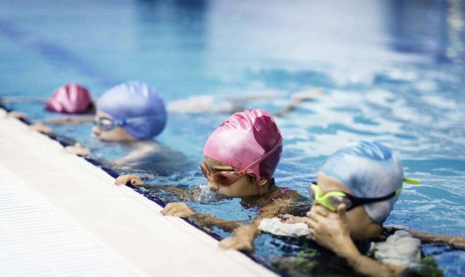 Czy koszty nauki pływania różnią się w zależności od techniki?