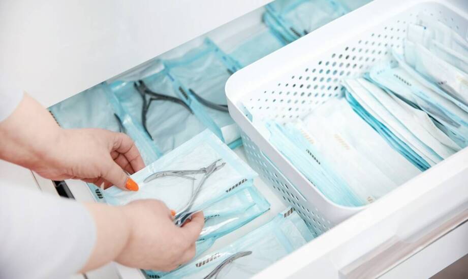 Jak medyczna szklana szafka wpływa na organizację przestrzeni w gabinecie?