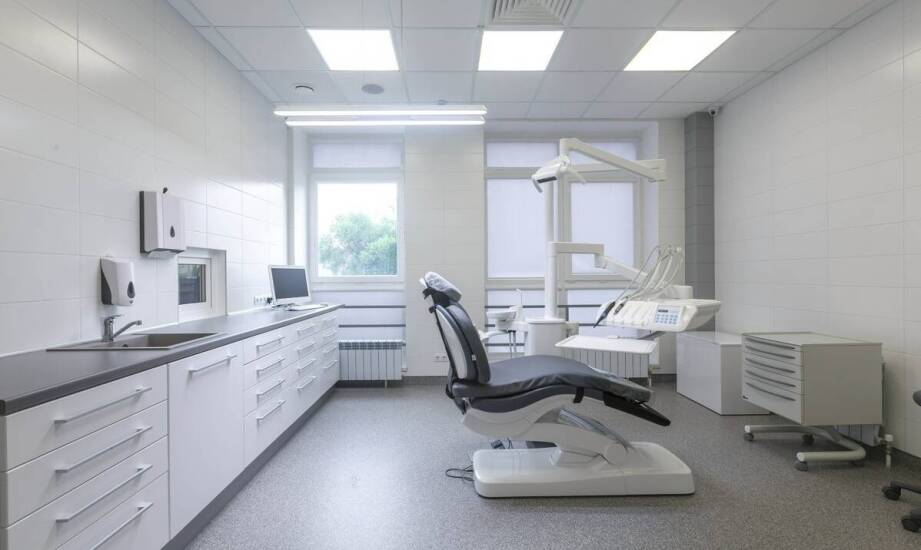 Jak dostosować wyposażenie zabiegowego gabinetu do specyficznych potrzeb medycznej placówki?