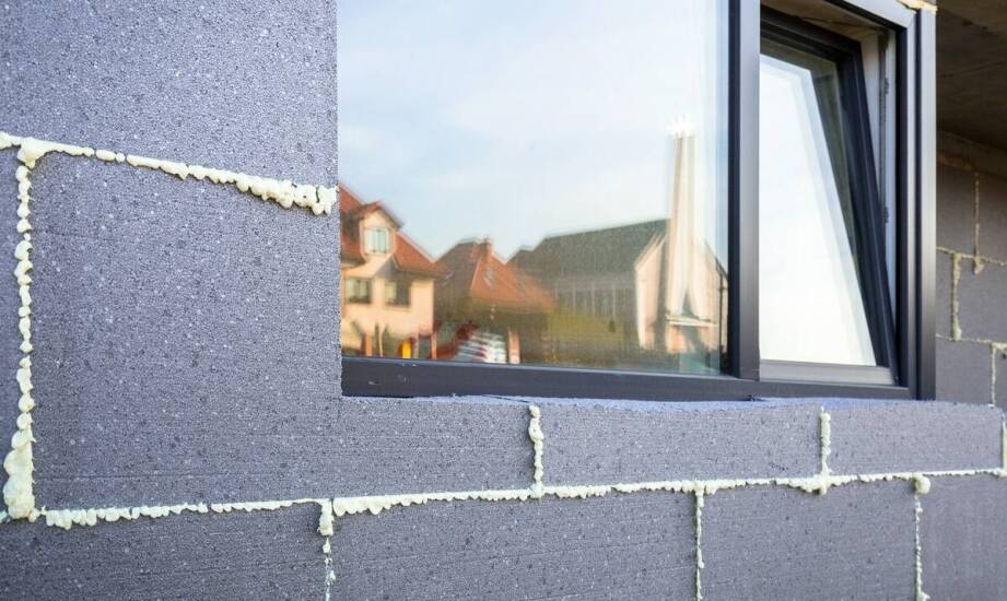 Nowoczesne kleje do styropianu a ich wpływ na przyczepność izolacyjnych materiałów