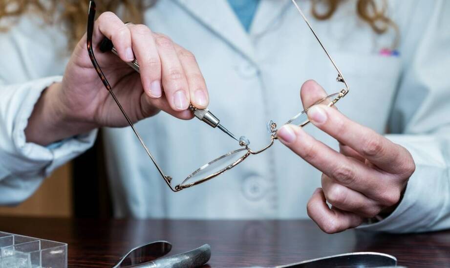 Jakie materiały wymagają szczególnej uwagi przy naprawie okularów?