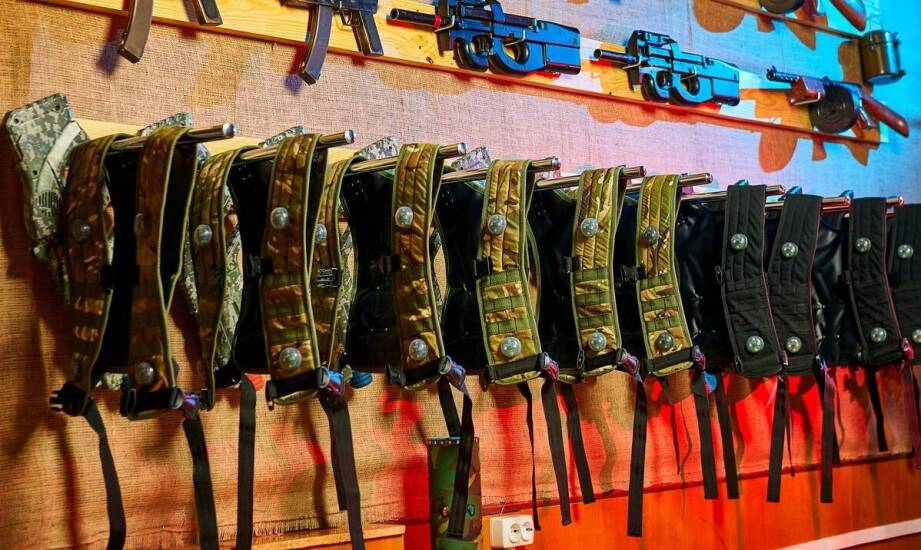 Jakie akcesoria warto dokupić do taktycznej kamizelki?