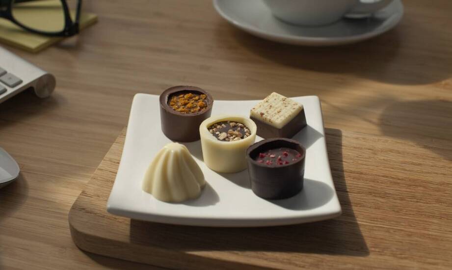 Jak suszone śliwki w czekoladzie podkreślają smak wyrafinowanych deserów?