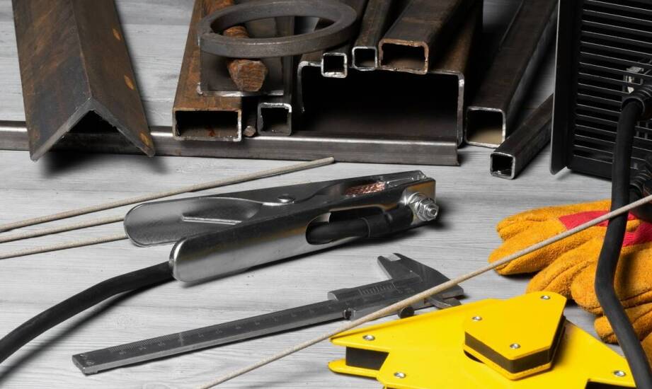 Srebrzystoszary metal: kluczowy element w skupie narzędziowej stali