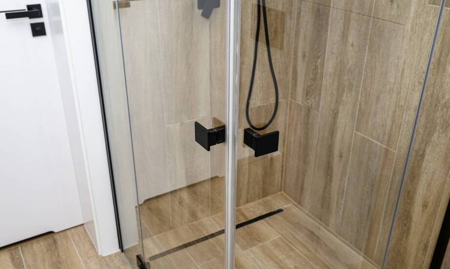 Zawiasy do drzwi prysznicowych – jakie cechy powinny mieć idealne modele?
