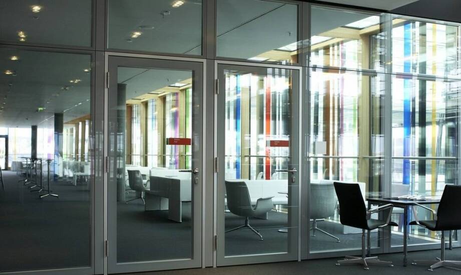 Estetyczne rozwiązania: drzwi szklane w biurze