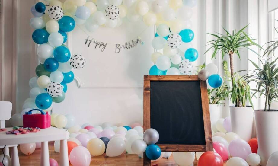 Jak wykorzystać lateksowe balony do stworzenia filmowej scenografii?