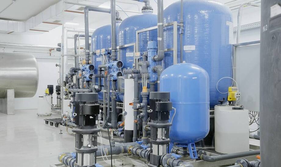 Demineralizacja wody w przemyśle – jakie technologie warto zastosować?