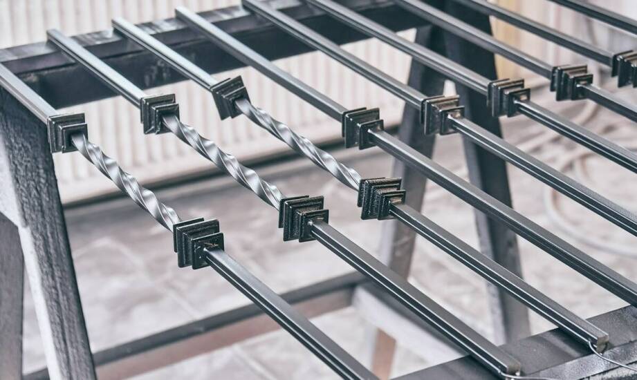 Jakie są estetyczne i praktyczne korzyści ze stosowania daszków na słupki?