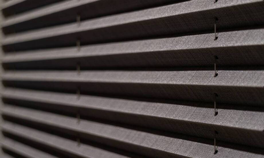 Drewniane żaluzje w praktyce: jak zapewnić sobie komfort użytkowania