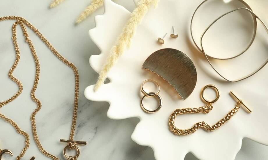 Złote kolczyki jako subtelna pamiątka z chrztu – co warto rozważyć?