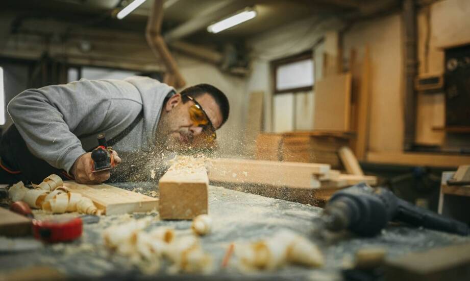 Prędkość skrawania drewna – jak wpływa na jakość i wydajność produkcji?