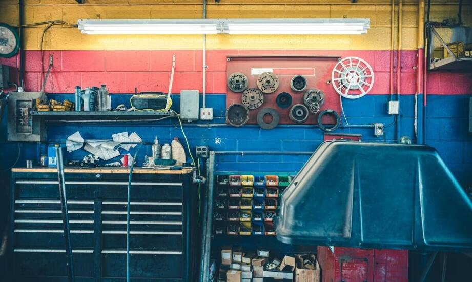 Wpływ maszyn do demontażu opon na efektywność pracy w warsztatach