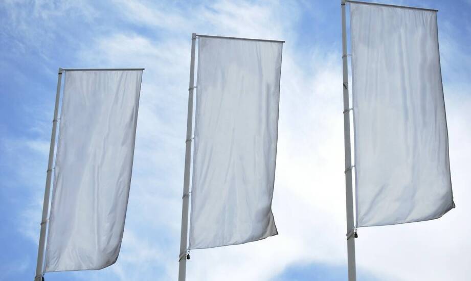 Oświetlenie flag a efektywność promocji w nocy