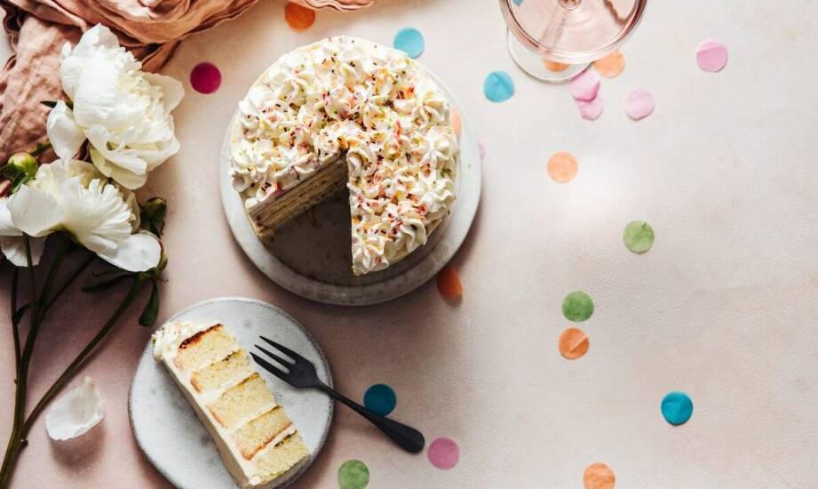 Oryginalne pomysły na wykorzystanie pikerów do babeczek w dekoracji tortu na roczek