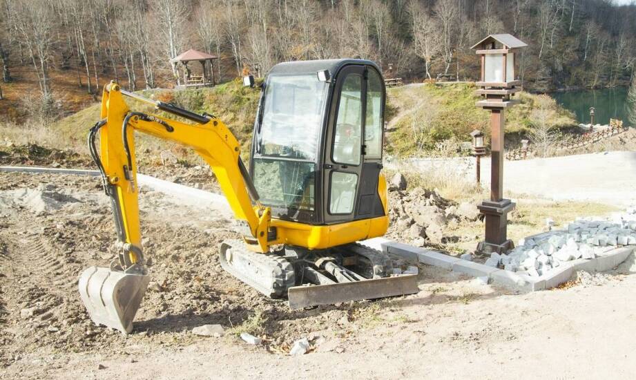 Usługi minikoparką jako wsparcie przy ogrodowych pracach