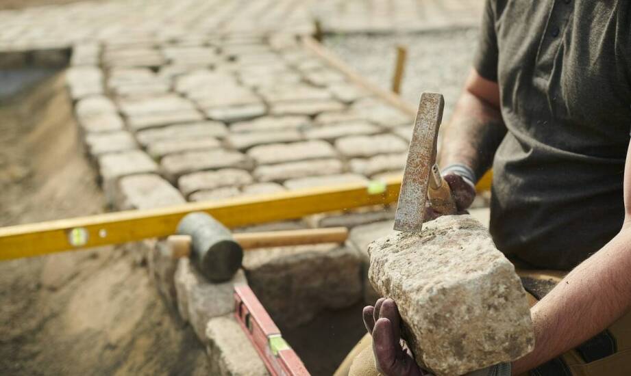 Jakie są zalety i wady różnych metod rozprowadzania żwiru pod brukową kostką?