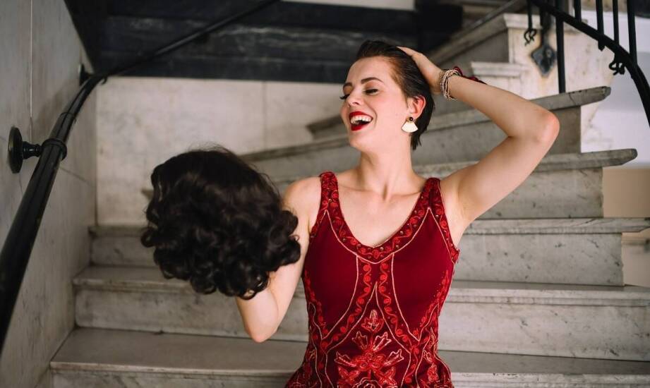 Jak dopasować fryzurę do wieczorowej sukienki XS, aby wyglądać olśniewająco?