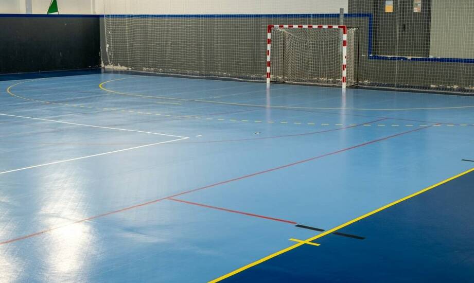 Jakie cechy powinny mieć halowe piłki dla dorosłych amatorów?