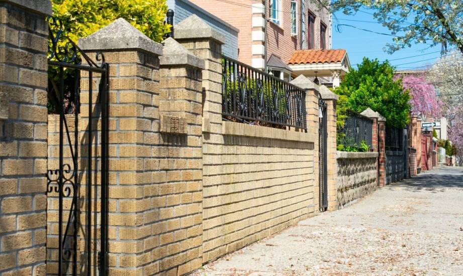 Jakie są ochronne funkcje daszków ogrodzeniowych z klinkieru?