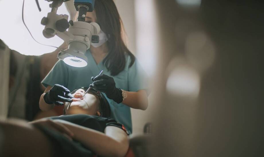 Jak chirurgiczne kursy wspierają leczenie periodontologiczne?