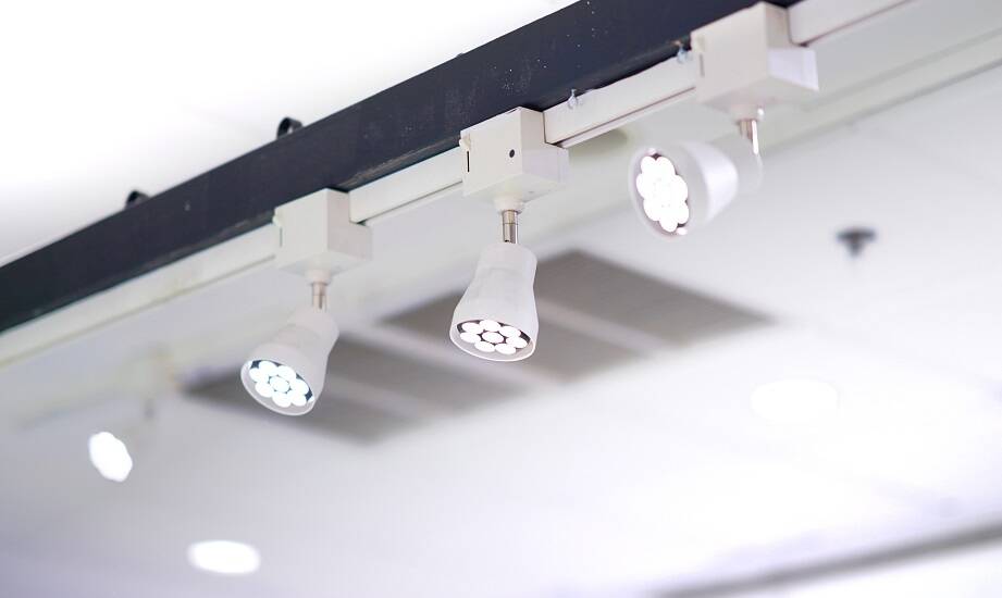 Jak poprawa natężenia oświetlenia może zwiększyć bezpieczeństwo w pracy?