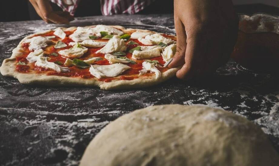 Mąka do pizzy w gastronomii – na co zwrócić uwagę przy wyborze dostawcy?