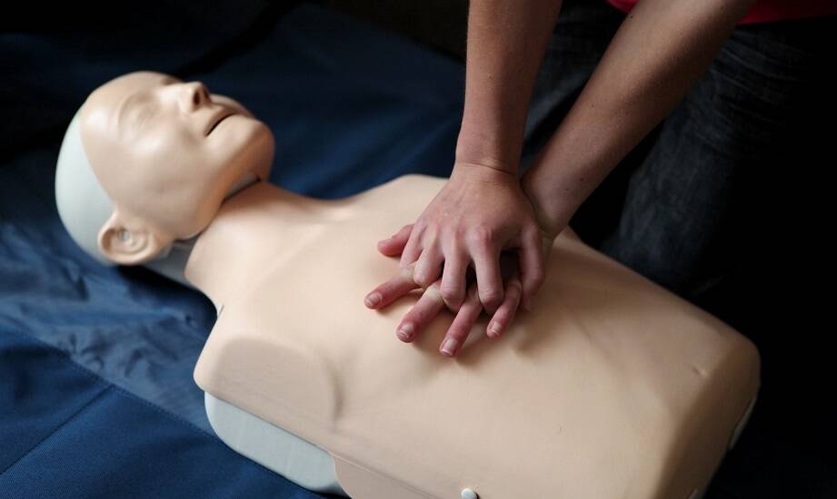 Dlaczego warto inwestować w regularne szkolenia z pierwszej pomocy?