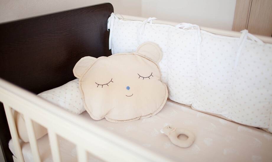 Zagłówki do łóżeczka jako praktyczne rozwiązanie dla małych przestrzeni