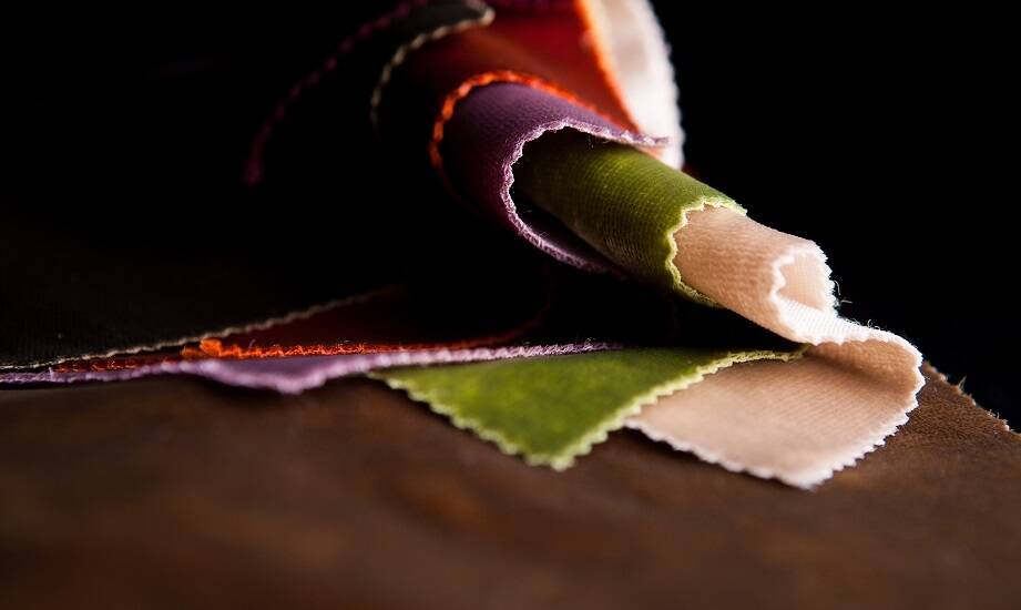 Jak dopasować tekstury tkanin tapicerskich do różnych stylów wnętrzarskich?