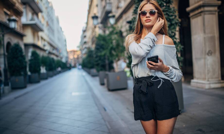 Midi spodenki z denimu – must-have w kobiecej garderobie