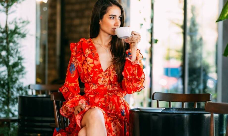 Maxi sukienki z rozporkiem – jak podkreślić swoją sylwetkę?