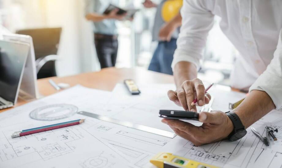 Jak firma budowlana zapewnia techniczne i prawne doradztwo podczas budowy?