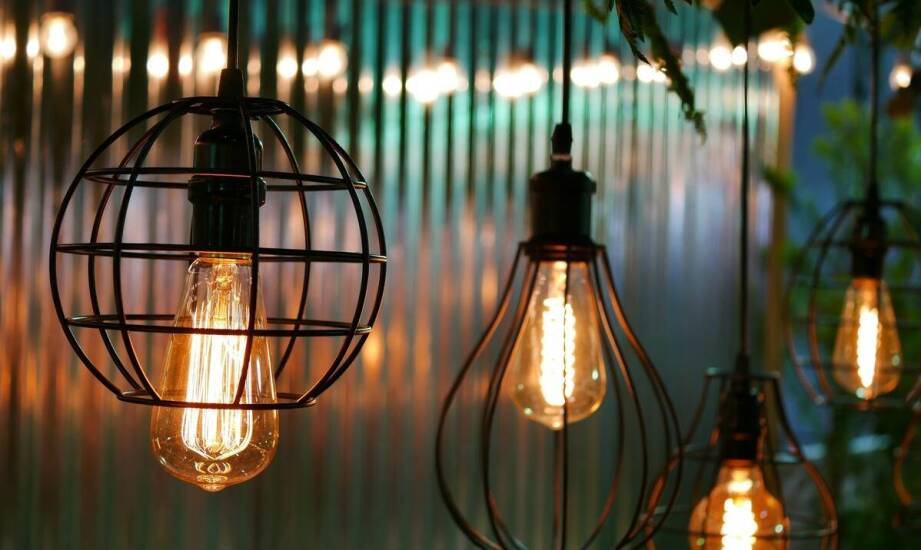 Jakie modele żyrandoli najlepiej pasują do industrialnych wnętrz?