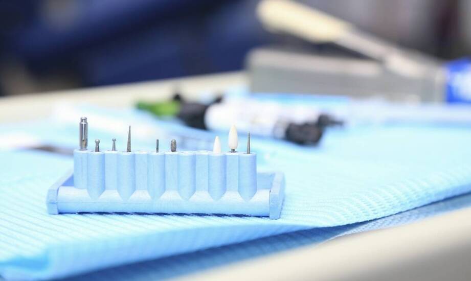 Jak dbać o sprzęt do aplikacji światłoutwardzalnego kleju ortodontycznego?