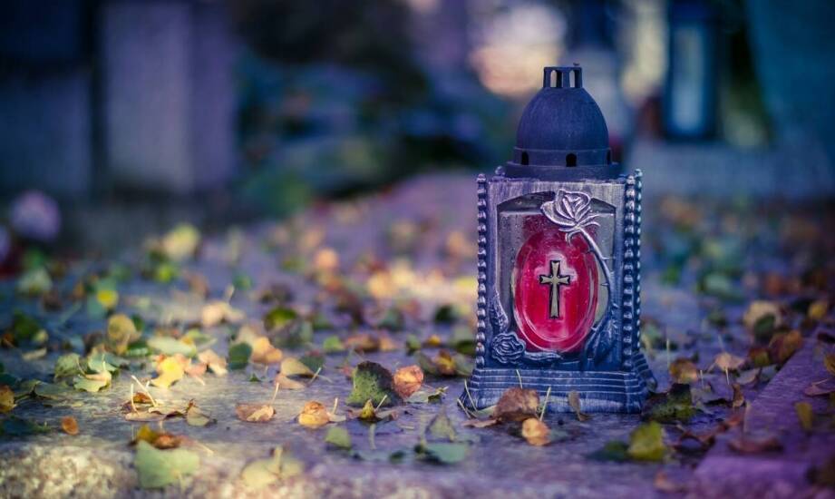 Fotografie nagrobkowe na porcelanie: jak wybrać odpowiednie wykończenie?