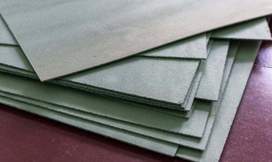 Jakie aspekty brać pod uwagę przy wyborze plandeki do przyczepki?