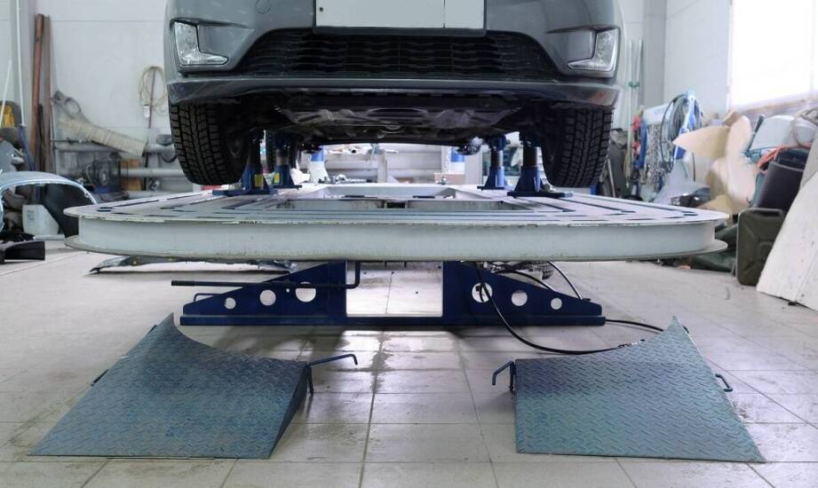 Jakie dodatkowe funkcje mogą posiadać nowoczesne stojaki lakiernicze?