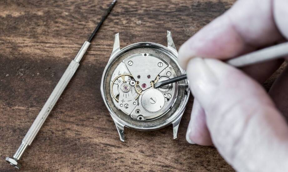 Zegarmistrzowska precyzja: konserwacja starych stojących i wiszących zegarów