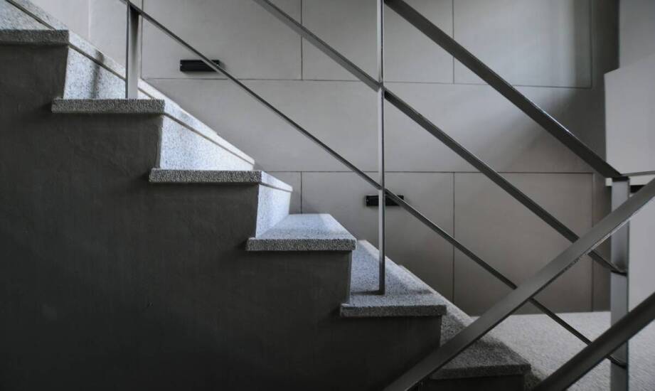 Jak podwłazowe uchwyty zwiększają funkcjonalność złazowych stopni?