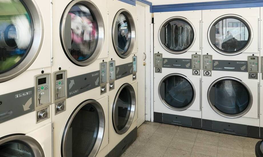 Jakie usługi wpływają na końcowy koszt chemicznego prania w pralni?