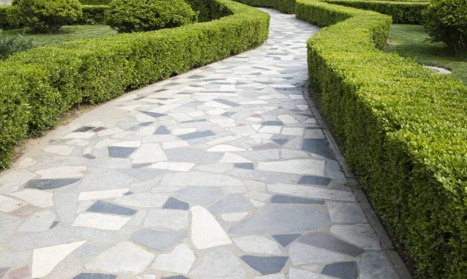 Jakie korzyści daje mieszanie kostki z różnych palet przy tworzeniu nawierzchni?