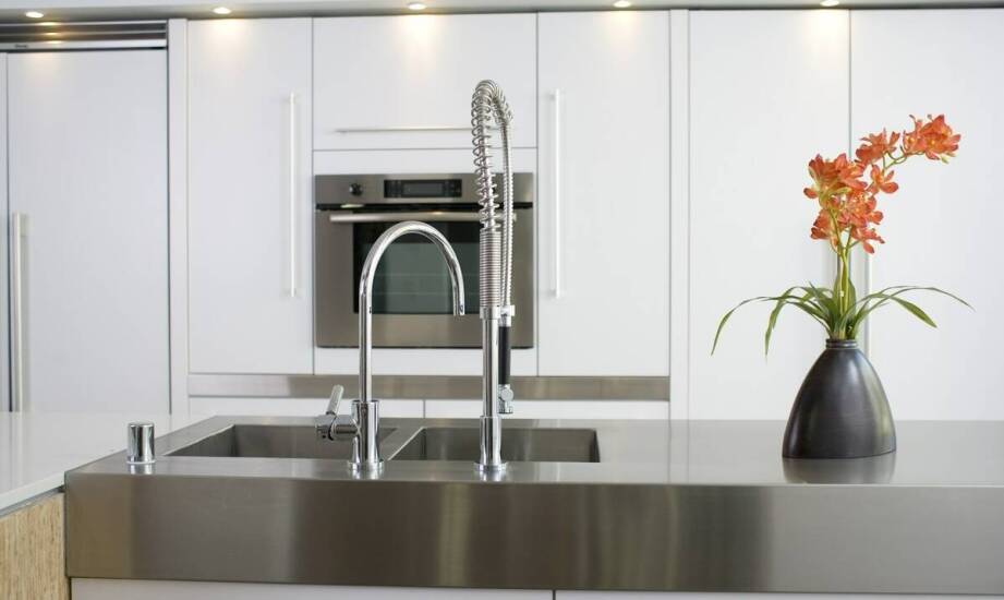 Wybór kuchennej baterii – jakie opcje oferują chromowane i granitowe modele?