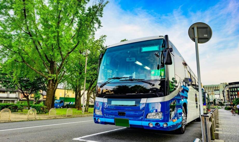 Wynajem busa i jego wpływ na optymalizację kosztów transportu