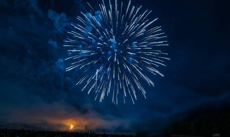 Jak niebieska dymna raca może urozmaicić Twoje wydarzenie?